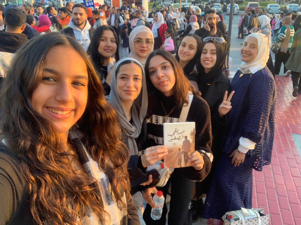 الكتابة مروة الدالي تحتفل بإطلاق الكتاب وسط أصدقاءها الكتابة مروة الدالي تحتفل بإطلاق الكتاب وسط أصدقاءها