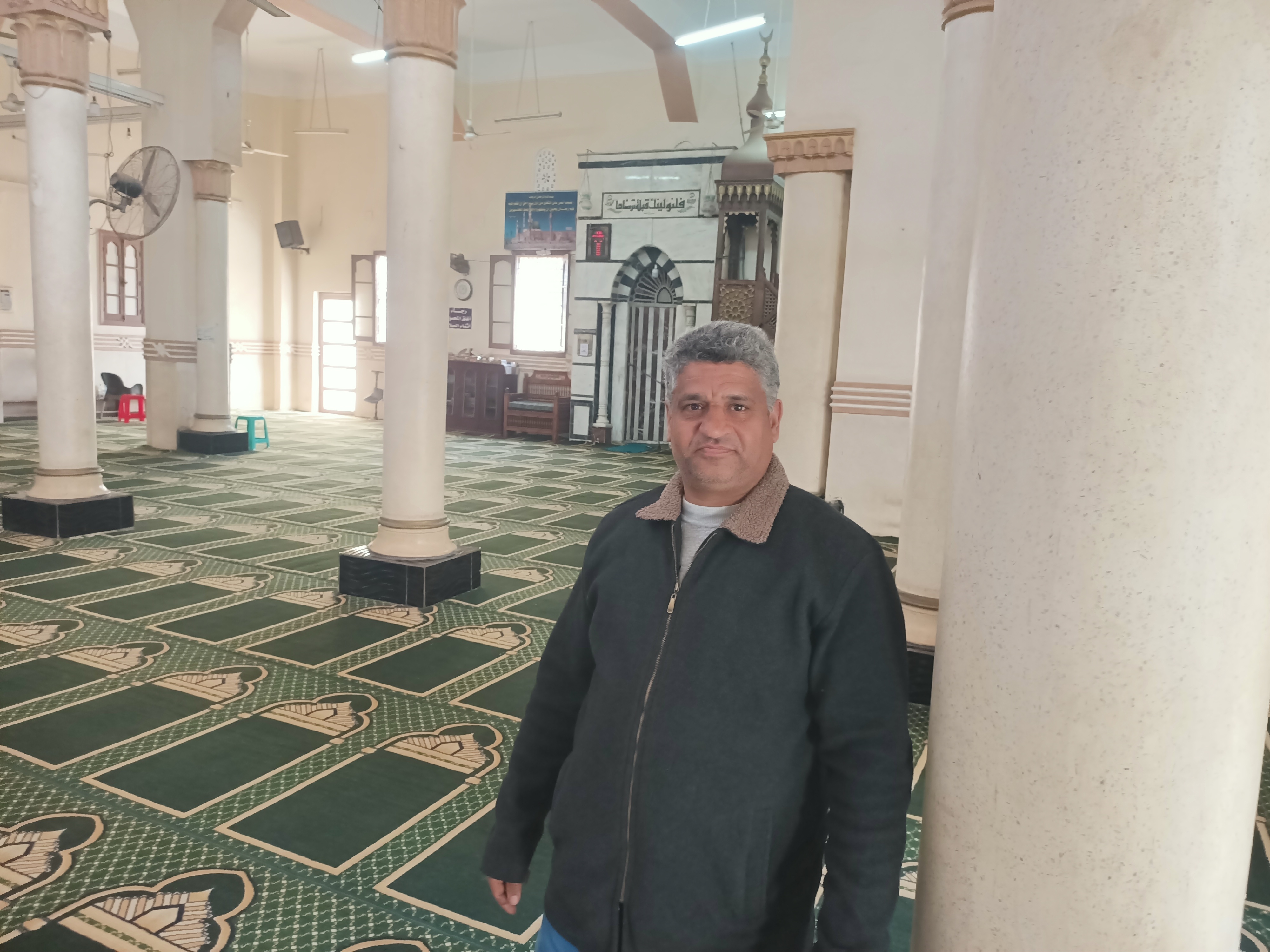 عامل المسجد عامل المسجد