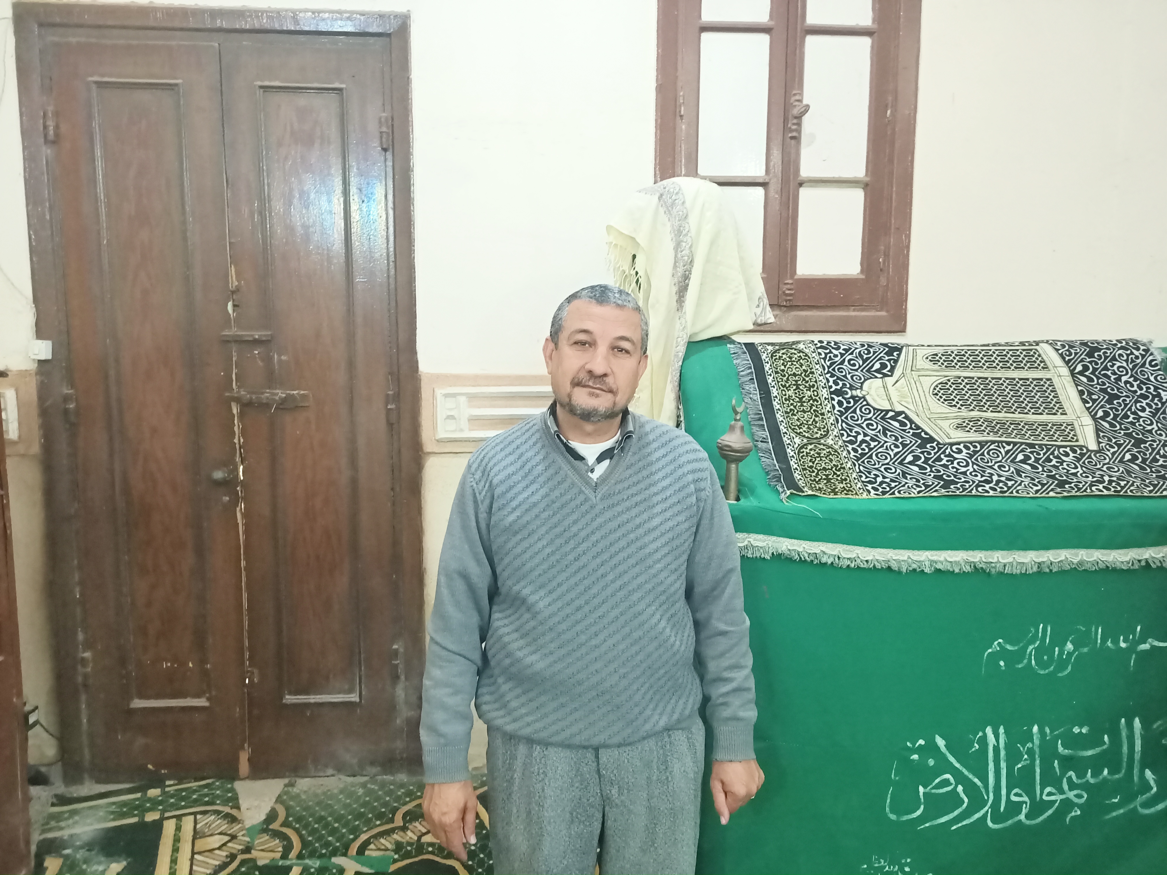 أحد رواد المسجد أحد رواد المسجد