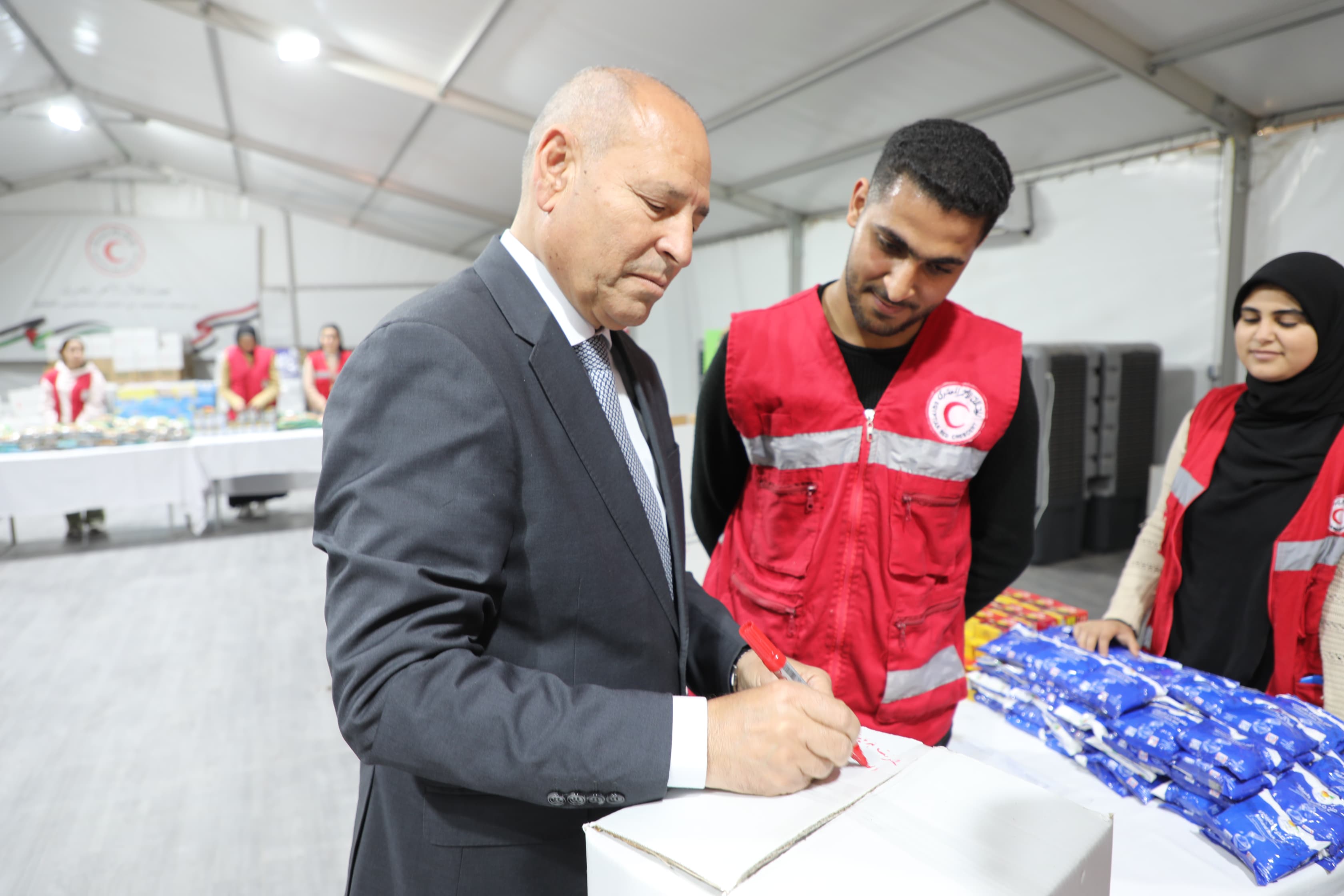 محافظ القاهرة مع جمعية الهلال الأحمر المصرى محافظ القاهرة مع جمعية الهلال الأحمر المصرى