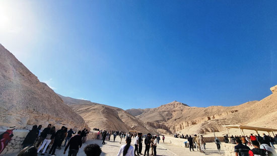 الإقبال الكبير من سياح العالم على مقابر ملوك الأقصر الإقبال الكبير من سياح العالم على مقابر ملوك الأقصر