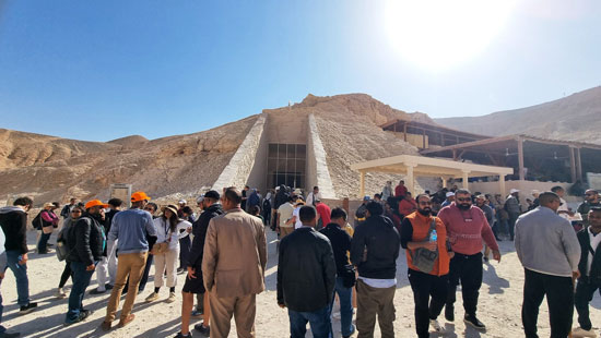 توافد كبير للسائحين على مقابر وادى الملوك والملكات توافد كبير للسائحين على مقابر وادى الملوك والملكات