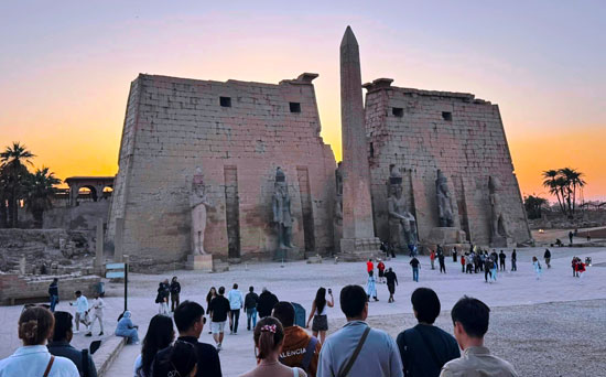 الأفواج السياحية تتوافد على معبد الأقصر الأفواج السياحية تتوافد على معبد الأقصر