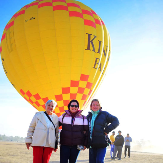 صور تذكارية للسائحين فى رحلات البالون الطائر صور تذكارية للسائحين فى رحلات البالون الطائر