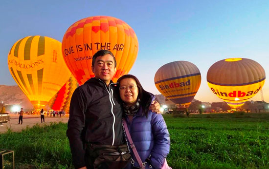 استمتاع السياح على متن رحلات البالون الطائر استمتاع السياح على متن رحلات البالون الطائر