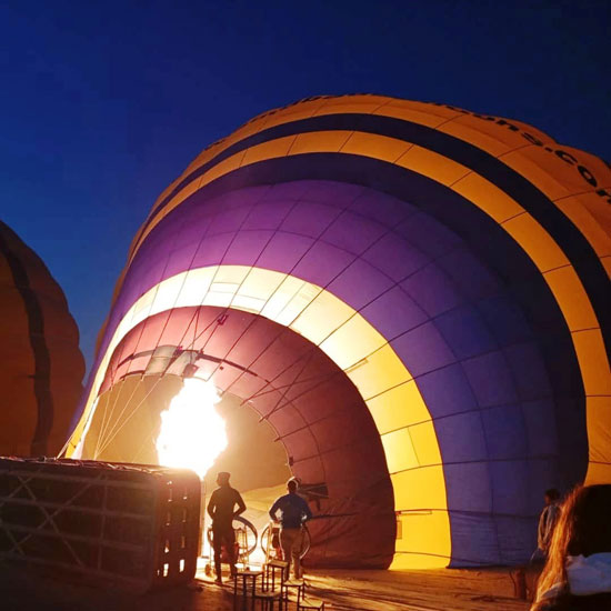 تجهيز البالونات الطائرة للتحليق فجراً بسماء الأقصر تجهيز البالونات الطائرة للتحليق فجراً بسماء الأقصر