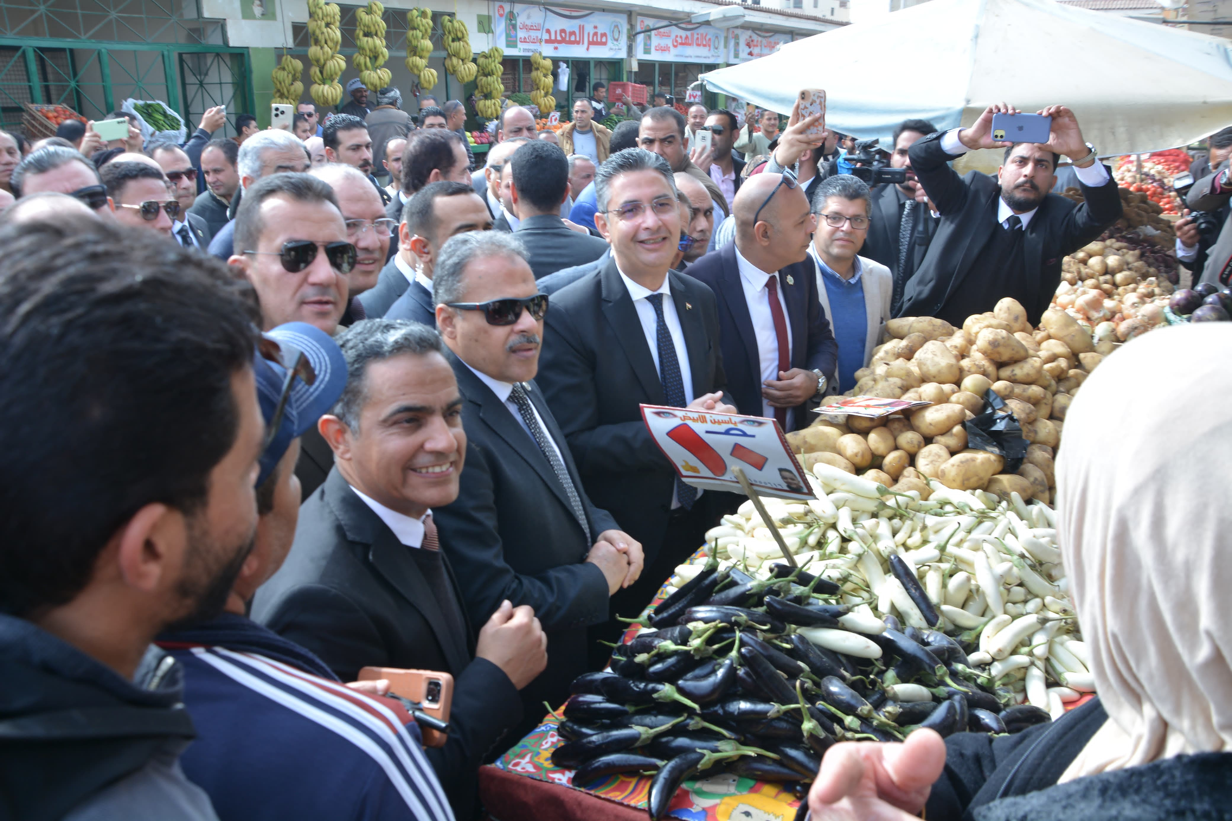 وزير التموين يتفقد السوق الحضاري بالعاشر من رمضان