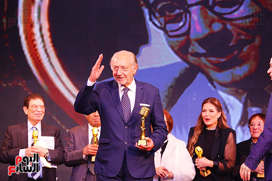 عبد العزيز مخيون