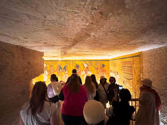 استمتاع السياح فى مقبرة توت عنخ امون استمتاع السياح فى مقبرة توت عنخ امون