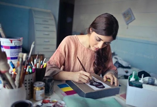 فتاة ترسم فتاة ترسم