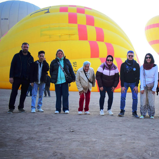 سحر البالون يجذب سياح العالم بالأقصر سحر البالون يجذب سياح العالم بالأقصر