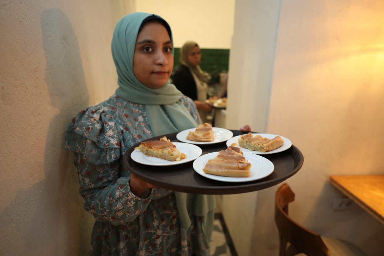 مشاركة الفتيات في مشروع التراث الغذائي في العس مشاركة الفتيات في مشروع التراث الغذائي في العس