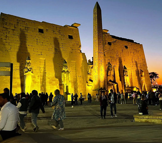 زيارات السائحين داخل معبد الأقصر زيارات السائحين داخل معبد الأقصر