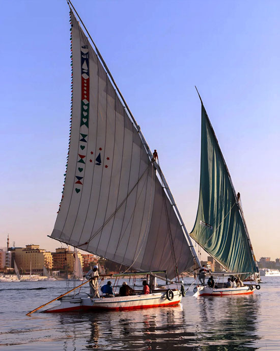 المراكب الشراعية خلال رحلاتها بالسائحين فى نيل الأقصر المراكب الشراعية خلال رحلاتها بالسائحين فى نيل الأقصر