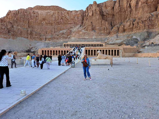 جانب من زيارات السياح بمعبد حتشبسوت جانب من زيارات السياح بمعبد حتشبسوت