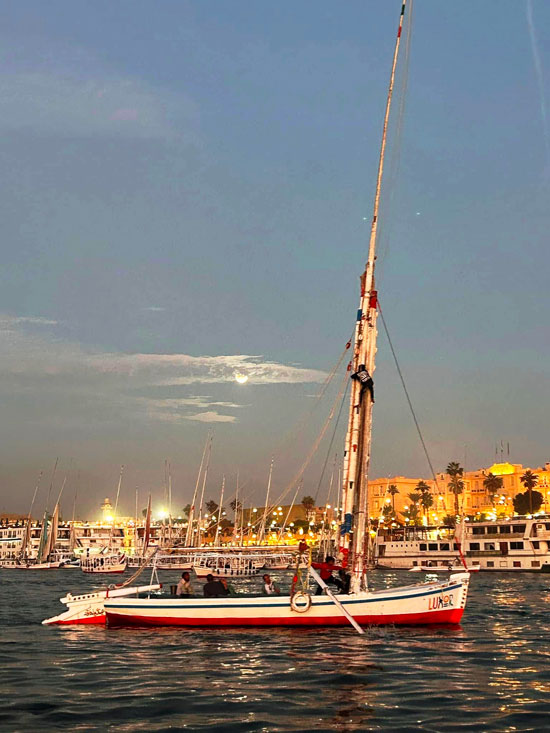 سحر المراكب الشراعية فى نيل الأقصر سحر المراكب الشراعية فى نيل الأقصر