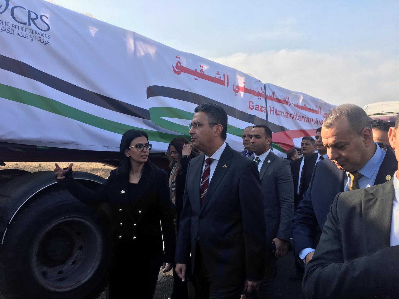 وزير التموين يتفقد القافلة رقم 11 و12 من مساعدات الإغاثة العاجلة لقطاع غزة وزير التموين يتفقد القافلة رقم 11 و12 من مساعدات الإغاثة العاجلة لقطاع غزة