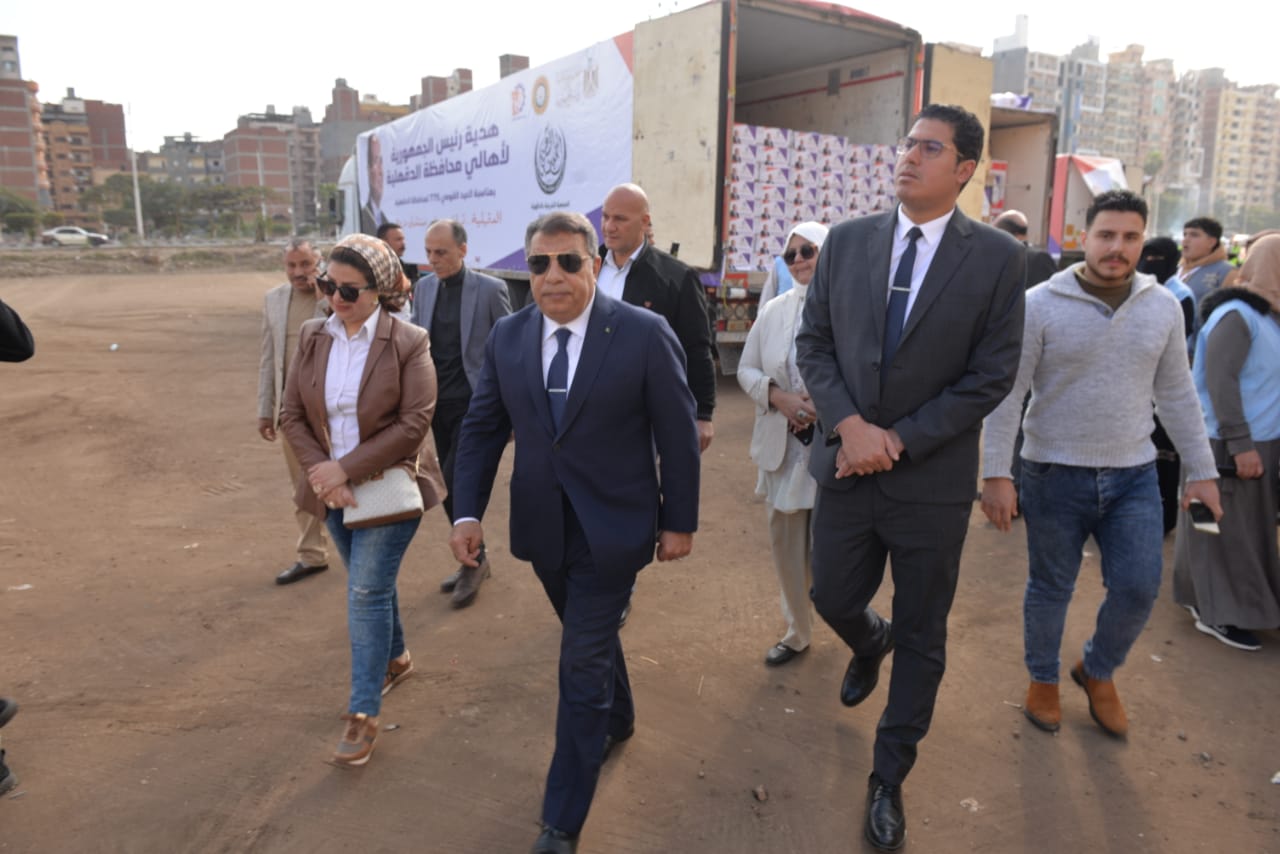 وصول محافظ الدقهلية والوفد المرافق إلي نقطة توزيع المواد الغذائية