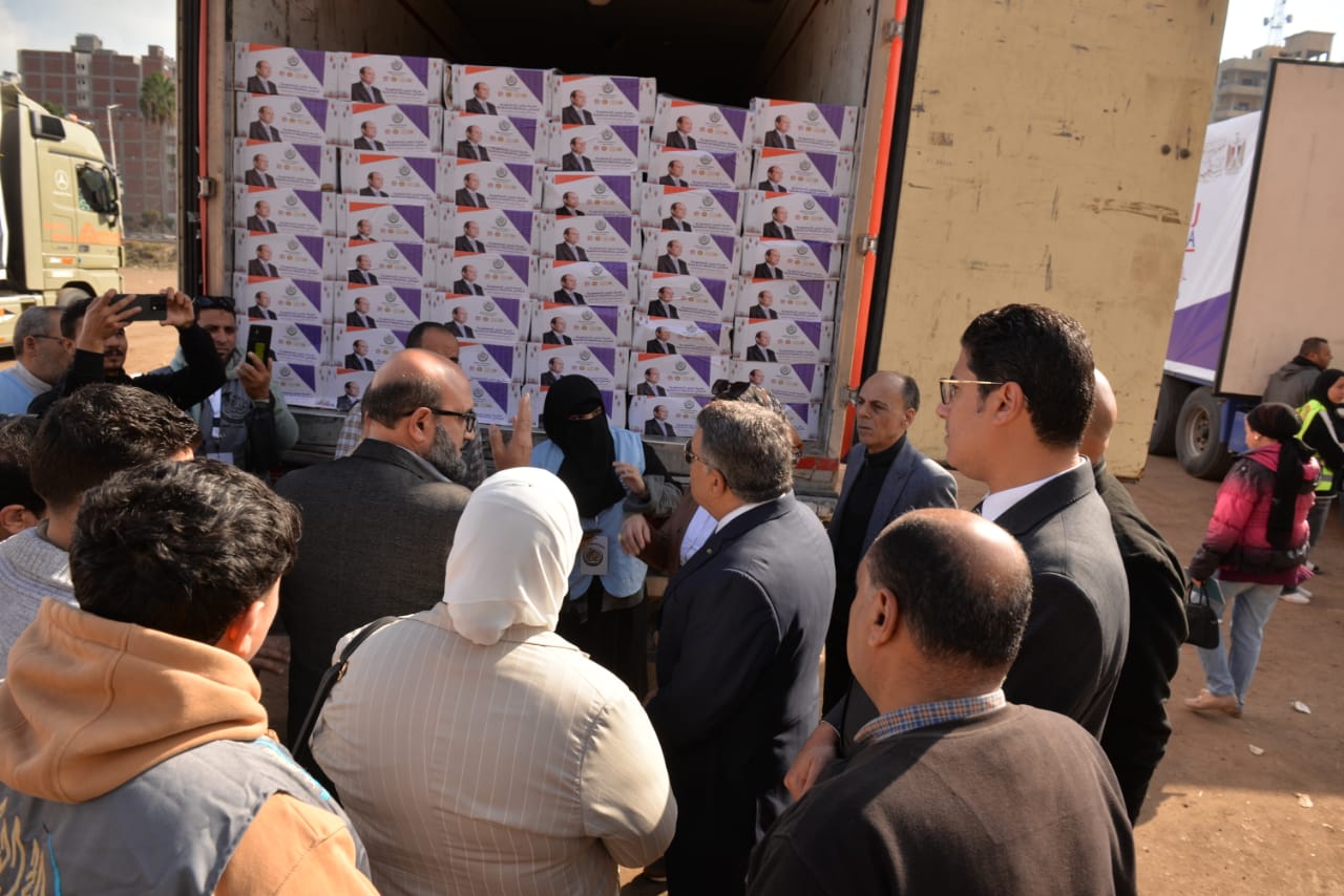 محافظ الدقهلية - جانب من تفقد عبوات المواد الغذائية