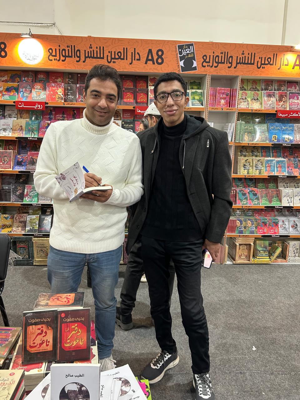الشاعر نادر عيسى يوقع ديوان مئة لو ولم