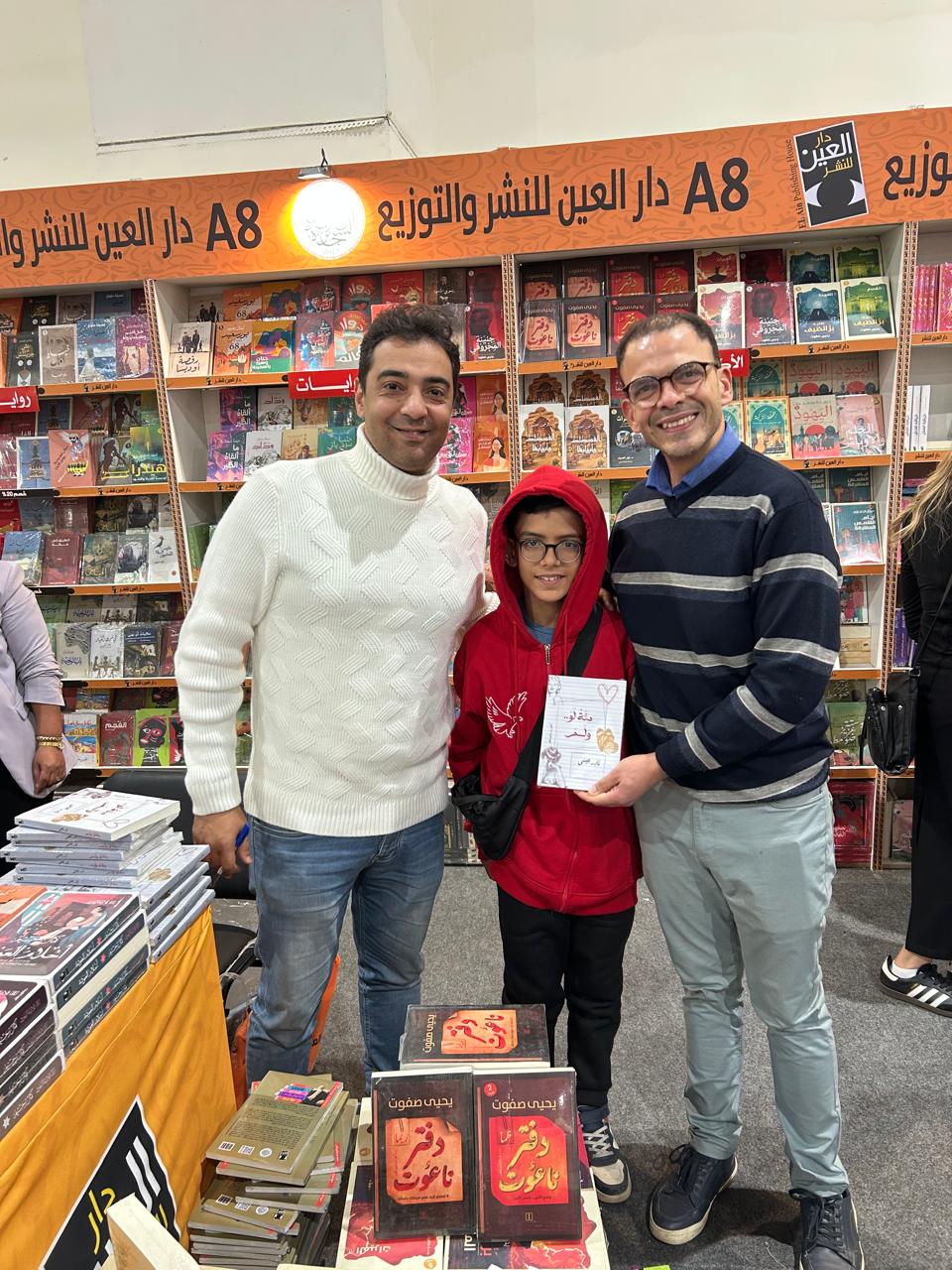 الشاعر نادر عيسى يوقع ديوانه بمعرض الكتاب