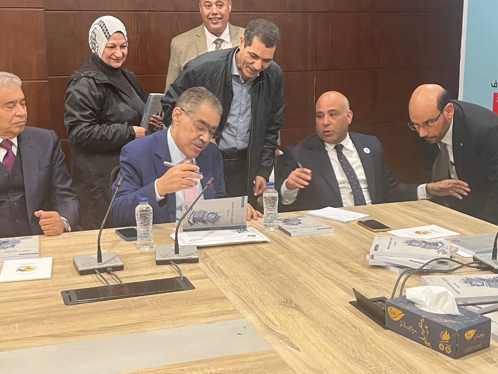 جانب من الندوة جانب من الندوة