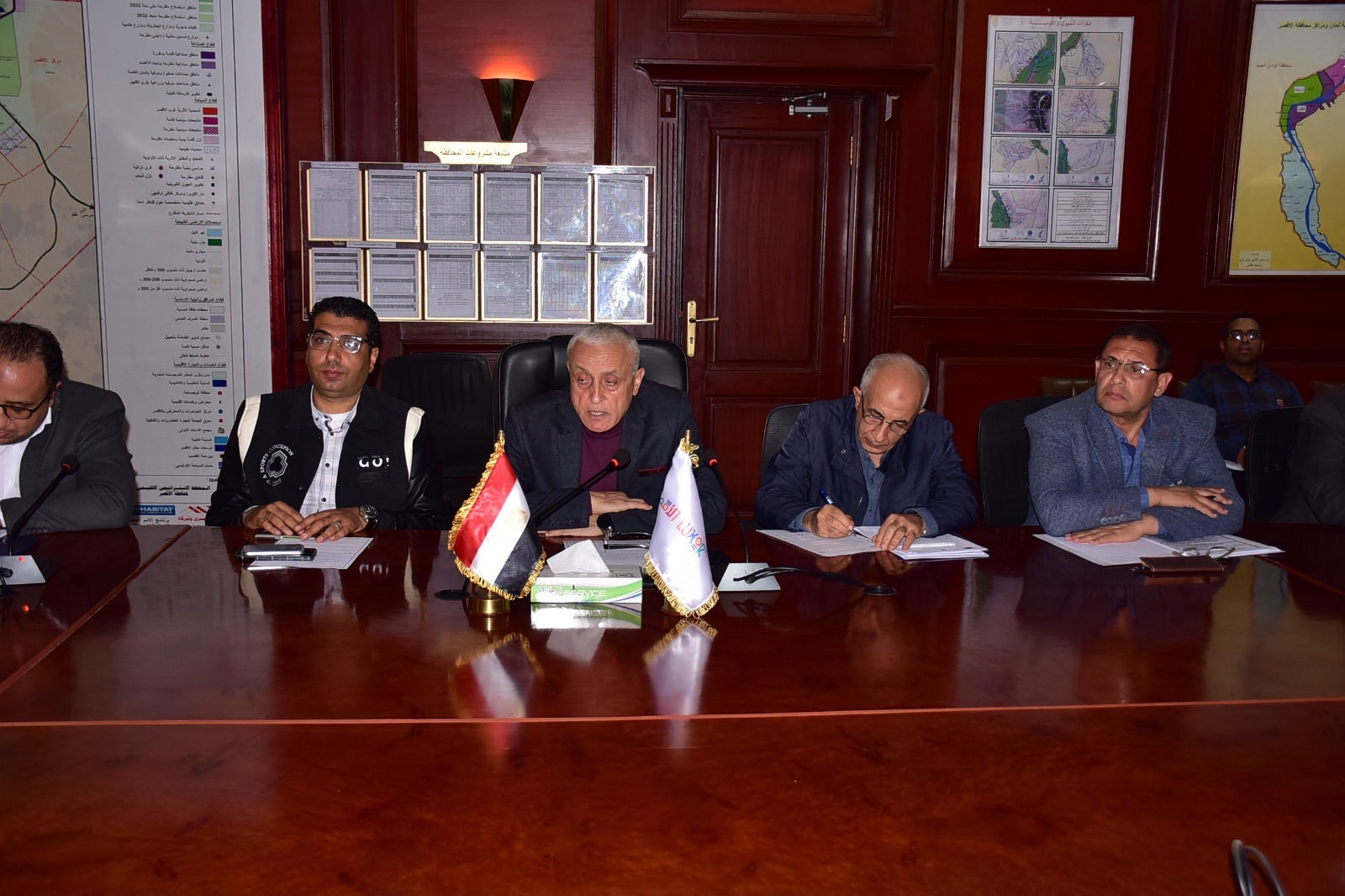 محافظ الأقصر يبحث الموقف التنفيذي لمشروعات المبادرة الرئاسية