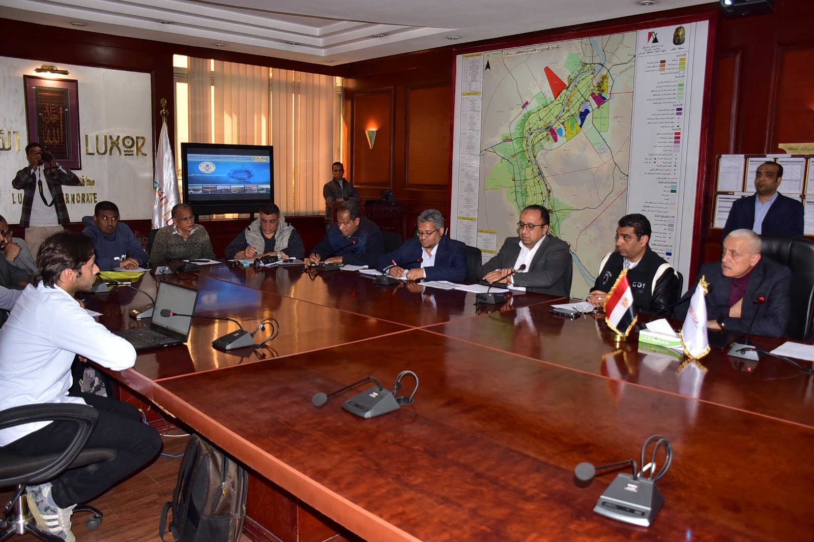 المحافظ يبحث الموقف التنفيذي لمشروعات المبادرة الرئاسية بالقرى والنجوع