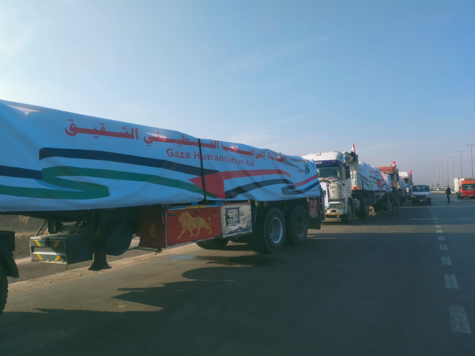 اصطفاف عشرات الشاحنات استعدادا لانطلاق قافلة وزارة التموين العاجلة لقطاع غزة