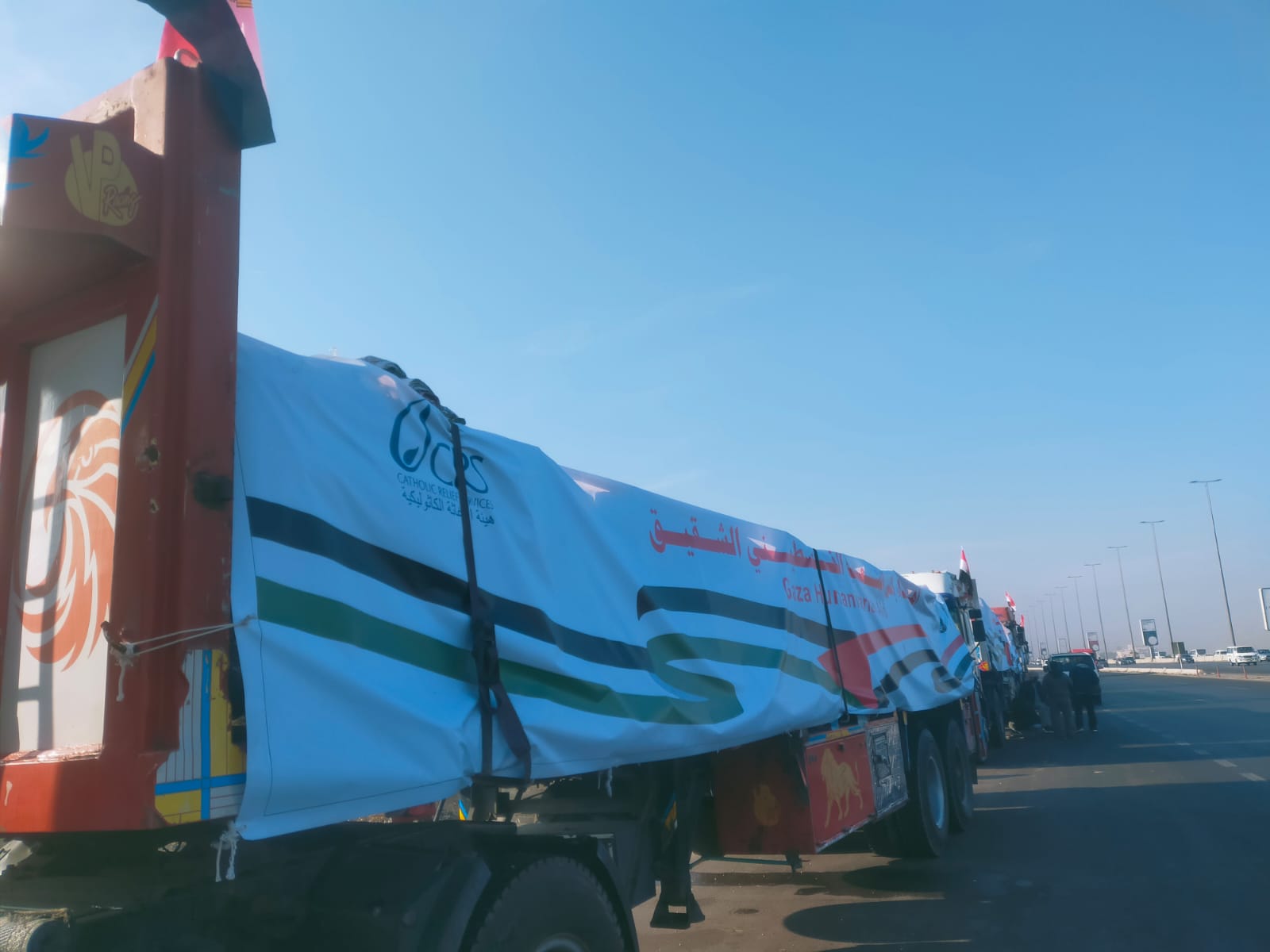 عشرات الشاحنات استعدادا لانطلاق قافلة وزارة التموين العاجلة لقطاع غزة