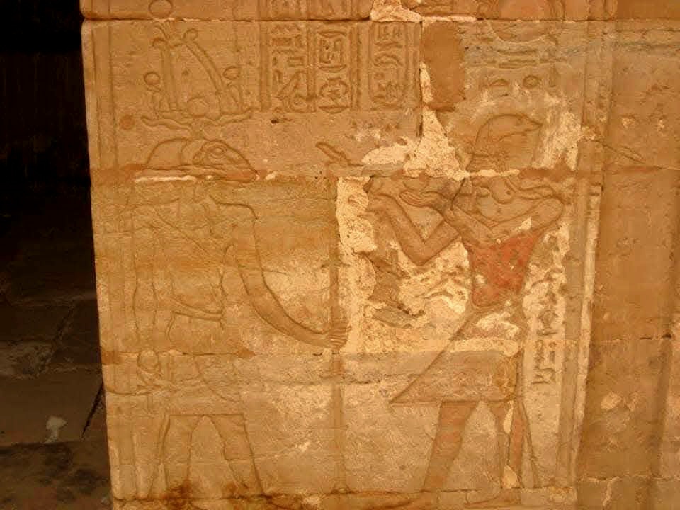 جانب من نقوش المعبد جانب من نقوش المعبد