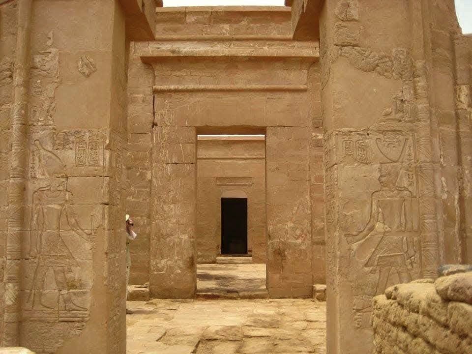 مدخل المعبد إلى قدس الأقداس مدخل المعبد إلى قدس الأقداس