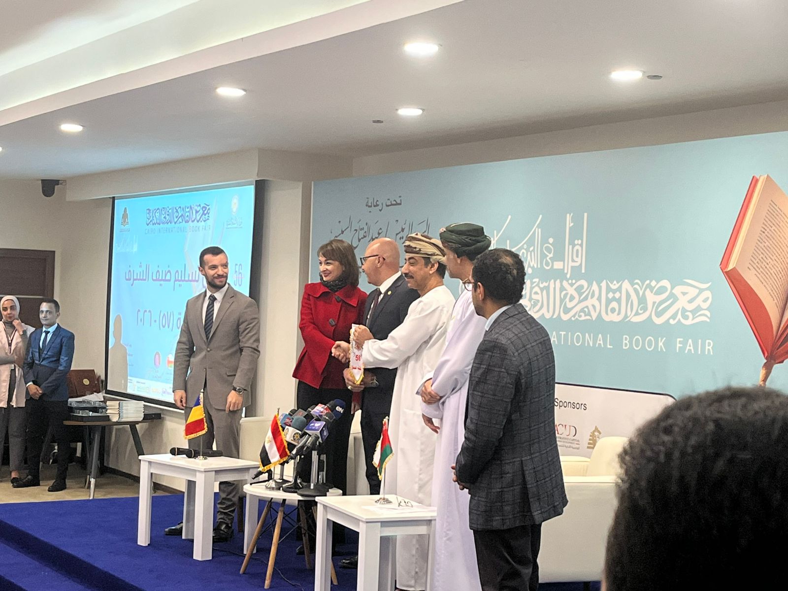 أثناء تسليم شارة ضيف الشرف