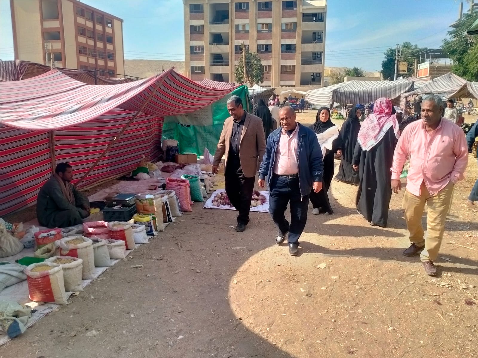 سوق جديد من أسواق اليوم الواحد بمدينة الطود لخدمة المواطنين سوق جديد من أسواق اليوم الواحد بمدينة الطود لخدمة المواطنين