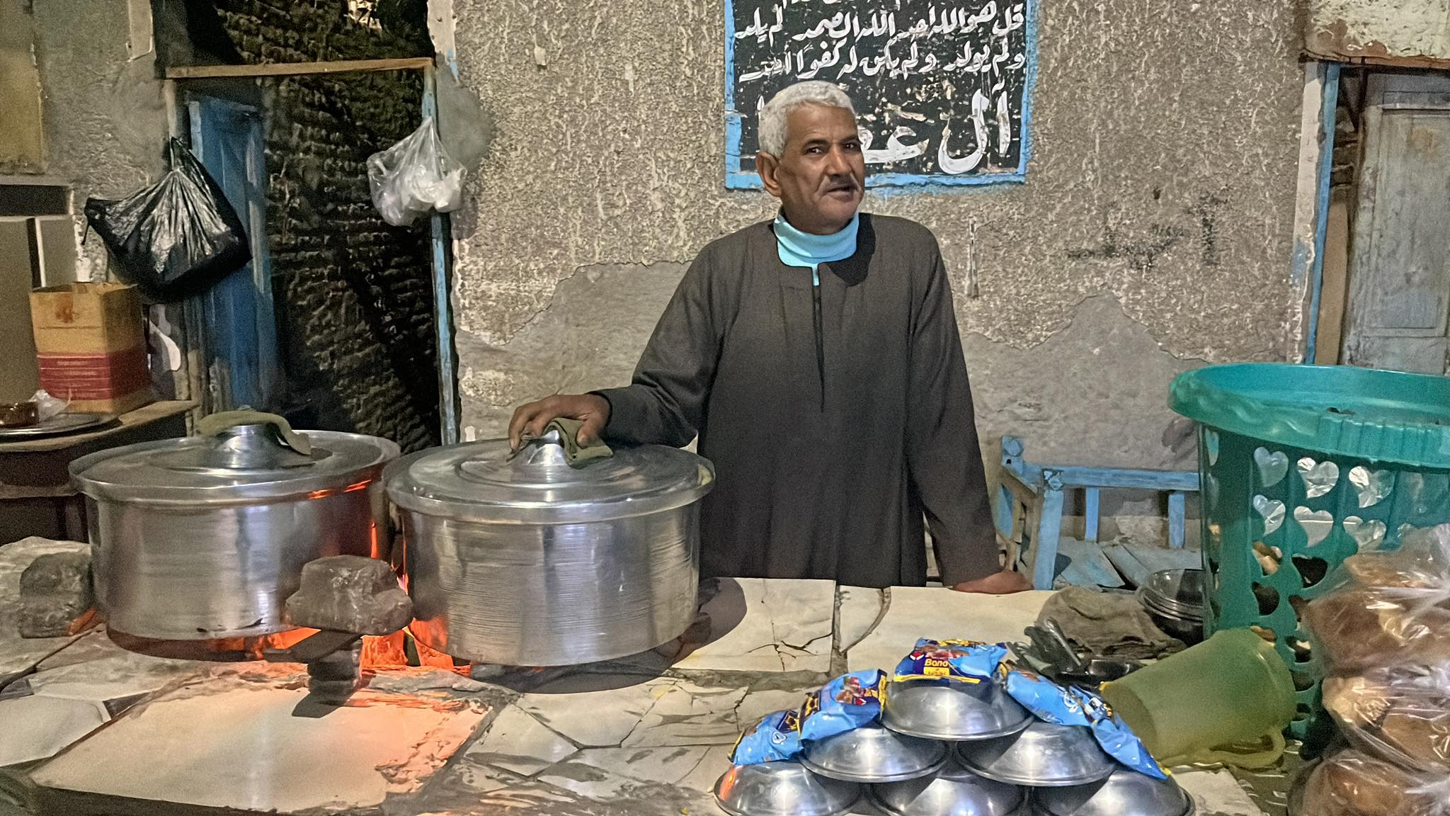 العم هاشم يوزع فول نابت على الزوار العم هاشم يوزع فول نابت على الزوار