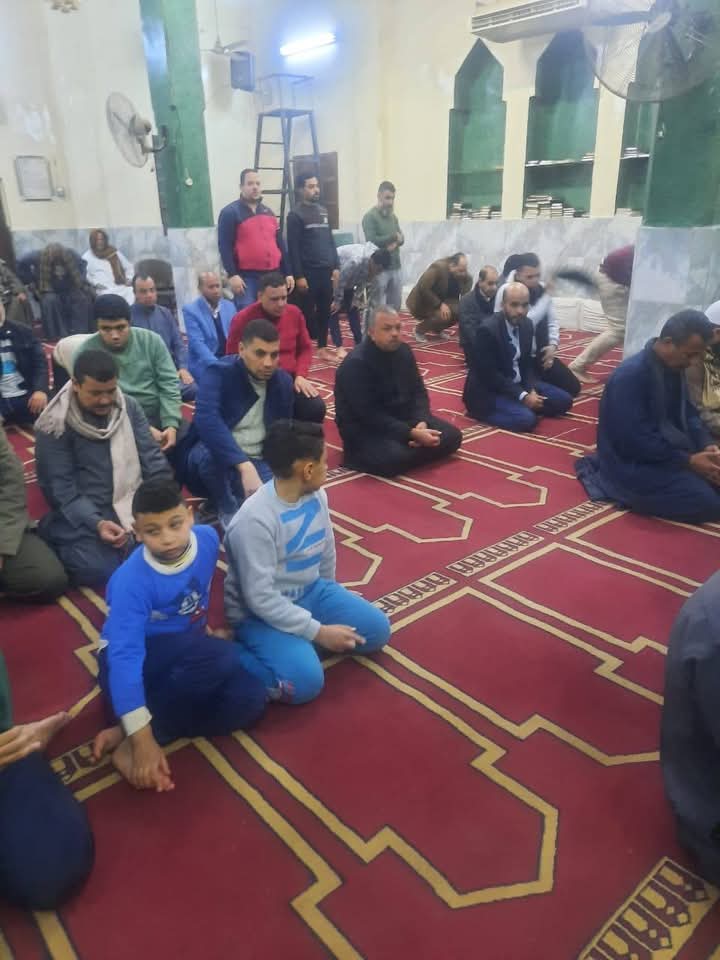 مشاركة من رواد المسجد