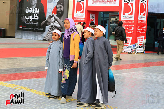 إقبال الزوار على معرض الكتاب (1)