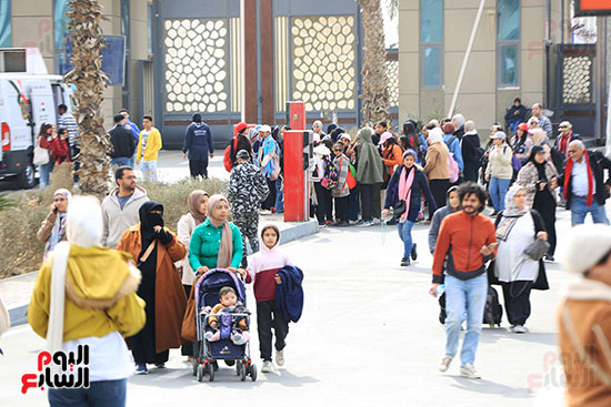 إقبال الزوار على معرض الكتاب إقبال الزوار على معرض الكتاب