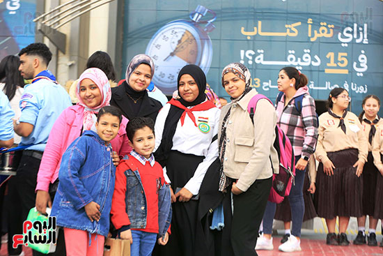 وجود الأسر فى الساعات الأخيرة من معرض الكتاب وجود الأسر فى الساعات الأخيرة من معرض الكتاب