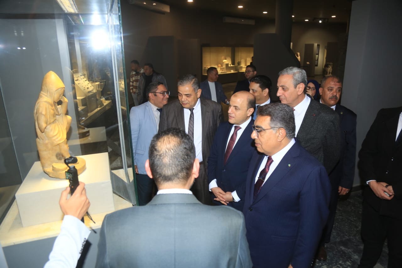 تمثال الطفل الباكي تمثال الطفل الباكي
