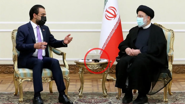 رئيس إيران الراحل وبجواره جهاز البيجر الخاص به