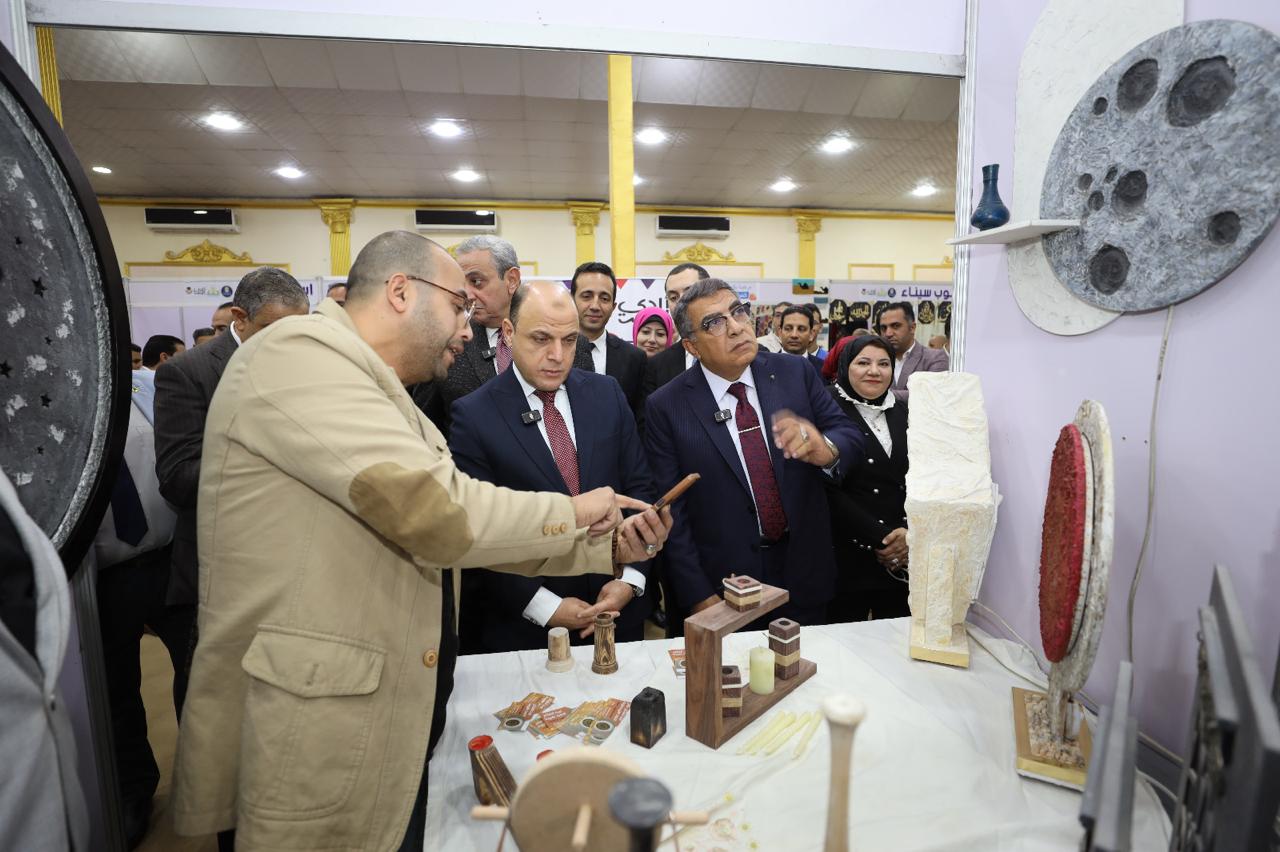 محافظ كفر الشيخ يتفقد معرض أيادي مصر