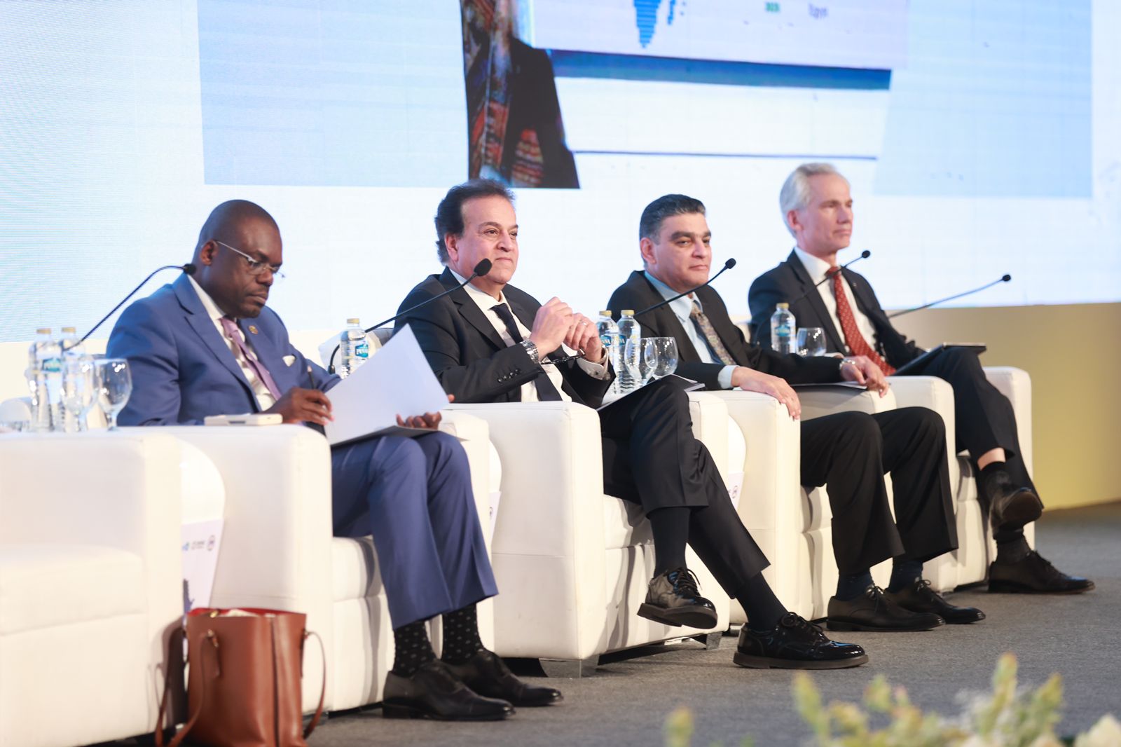 الجلسة الختامية للمنتدى الثاني لتصنيع اللقاحات والمستحضرات الطبية في إفريقيا الجلسة الختامية للمنتدى الثاني لتصنيع اللقاحات والمستحضرات الطبية في إفريقيا