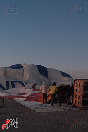 العمال-خلال-تجهيز-البالونات-للتحليق-بالسماء