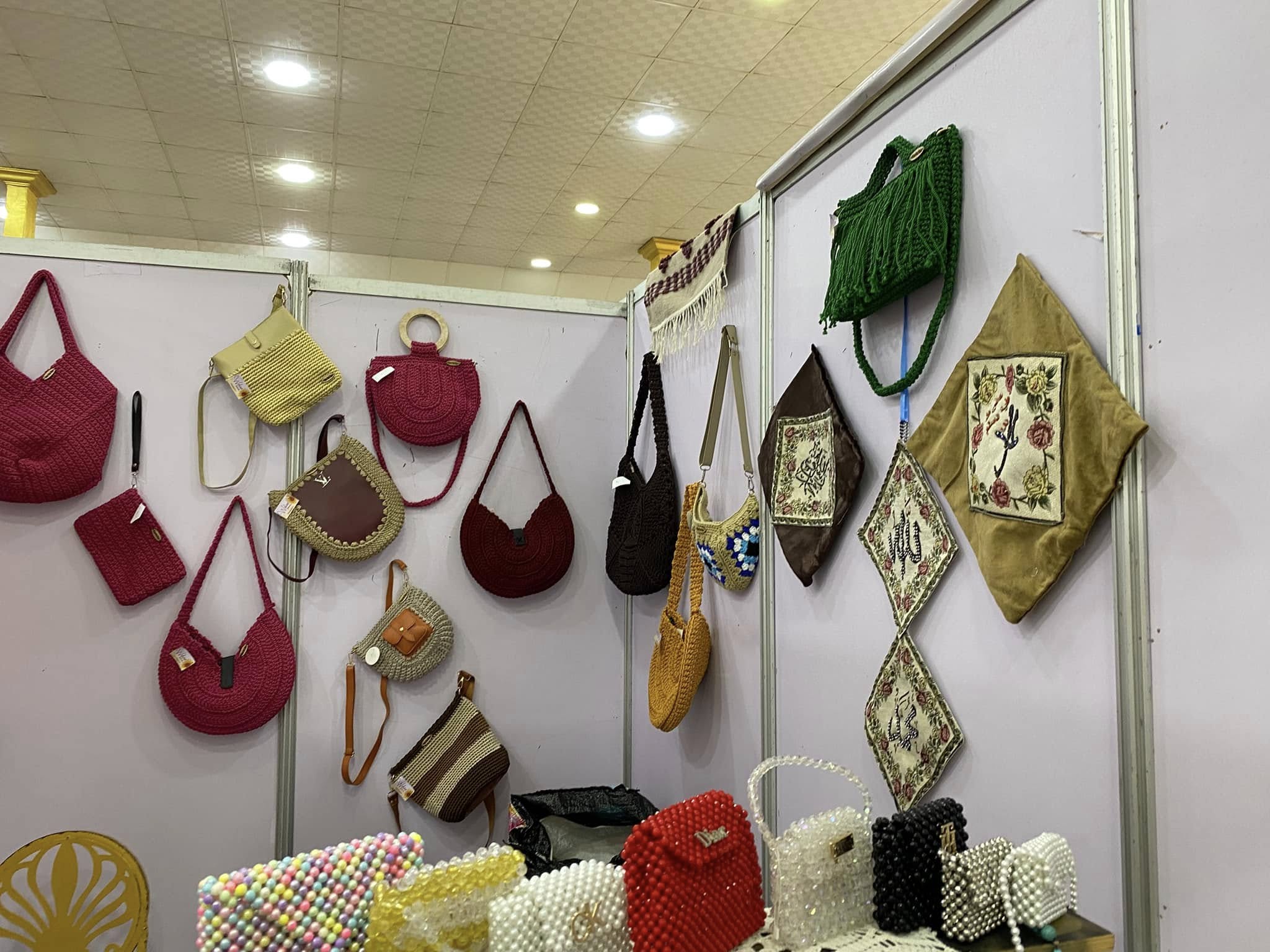 تعدد الأشغال اليدويىة بالمعرض