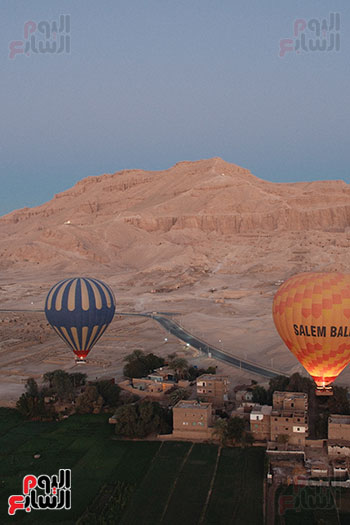 البالون-الطائر-يحلق-فى-سماء-البر-الغربى