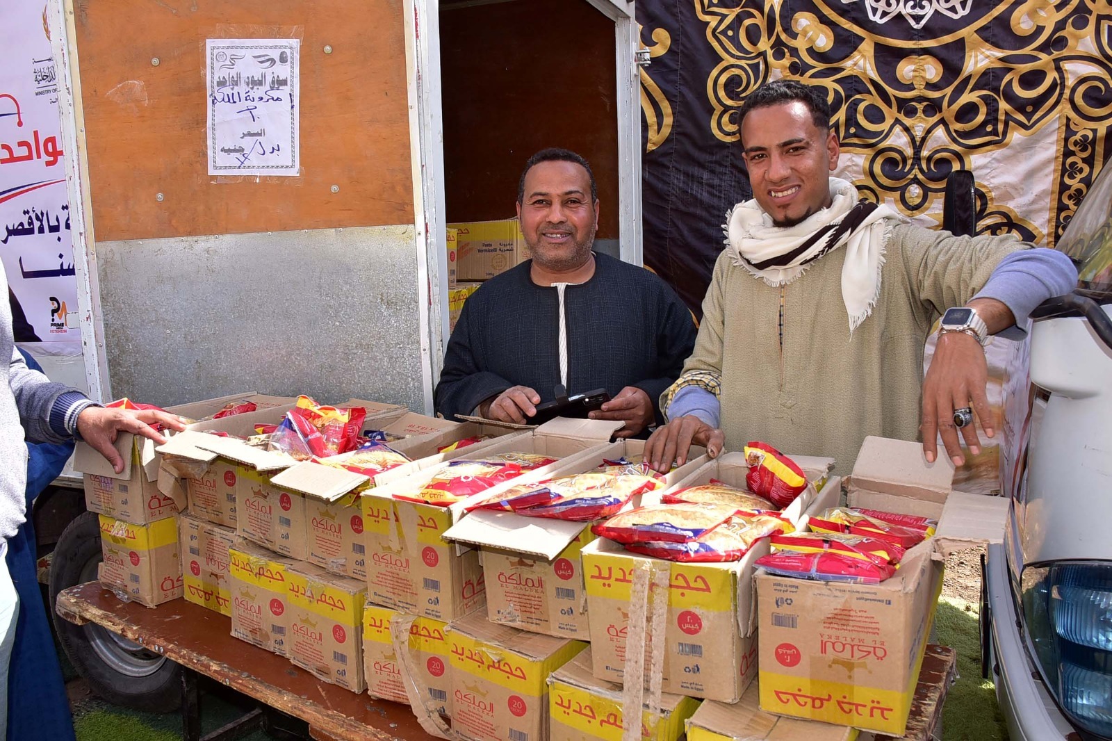 توفير السلع الغذائية بسوق اليوم الواحد في قرية الدقيرة بمدينة إسنا