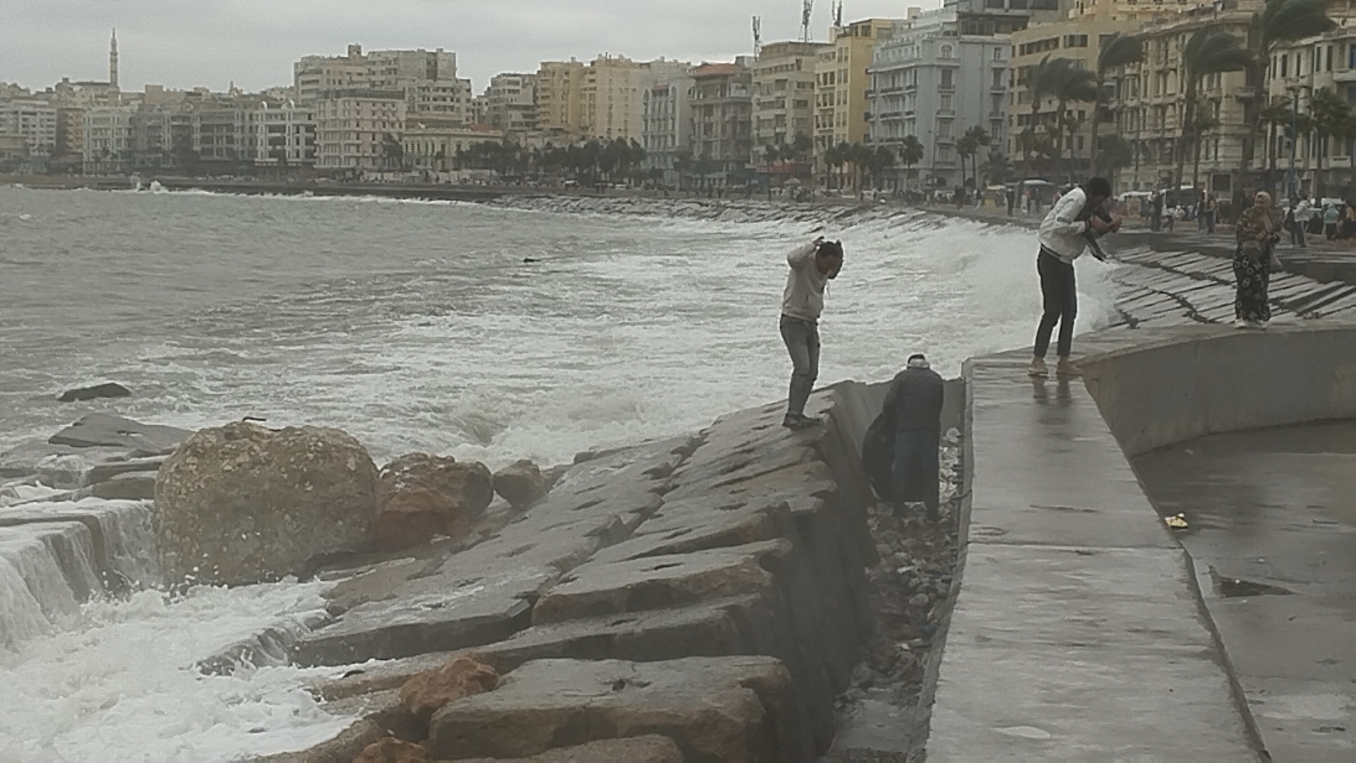 المواطنين يستمتعون بالاجواء الشتوية بالإسكندرية