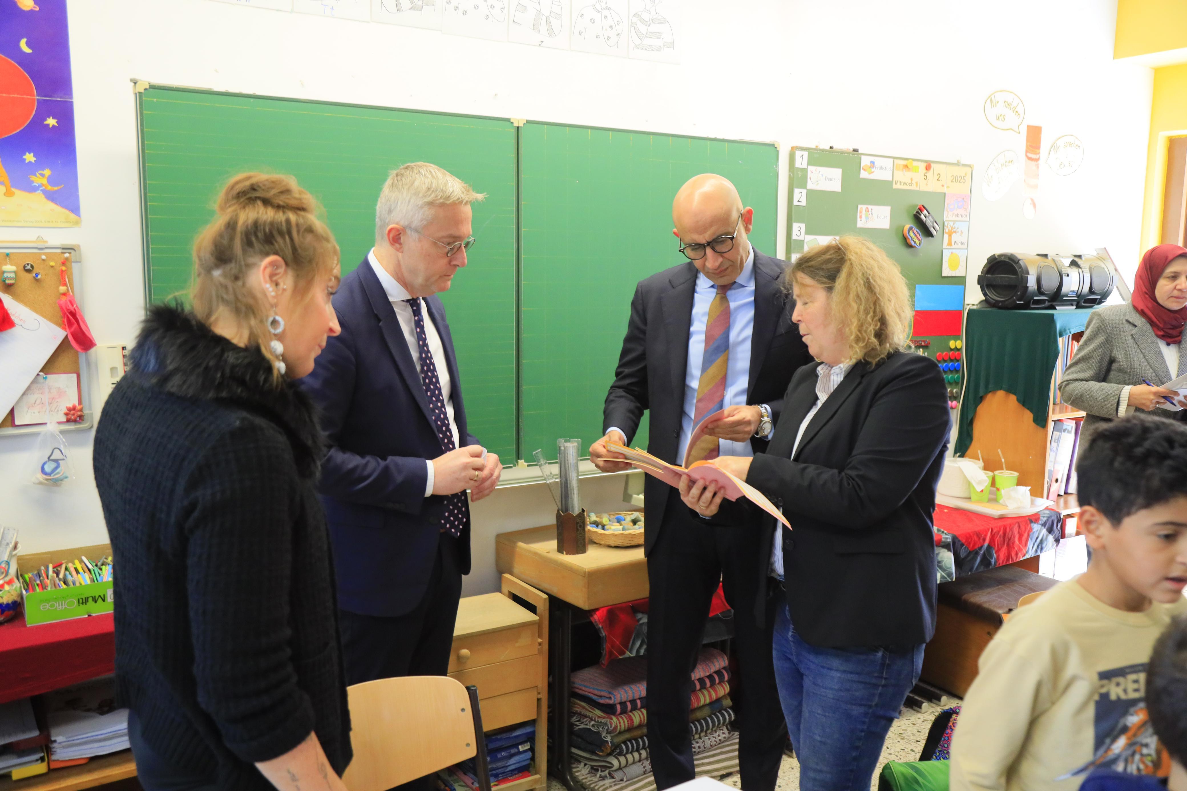 وزير التعليم يتفقد المدرسة الألمانية الإنجيلية الثانوية وزير التعليم يتفقد المدرسة الألمانية الإنجيلية الثانوية