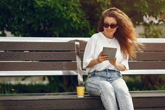 فتاة تستخدم السوشيال ميديا فتاة تستخدم السوشيال ميديا